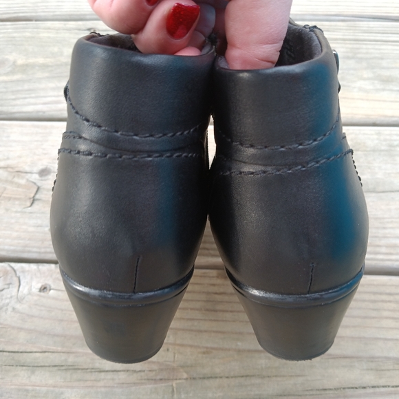 Clarks | Black Leather Ankle Booties Side Zip W/ Studs Women's Size 6.5 - Picture 8 of 15